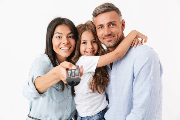 Retrato Adorável Pai Família Mãe Pequena Filha Segurando Controle Remoto — Fotografia de Stock