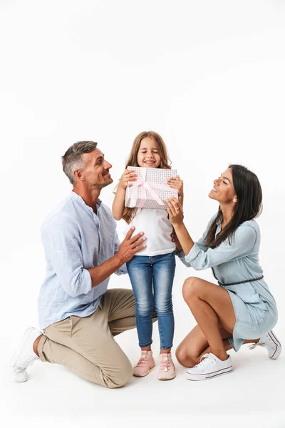 Portret Van Een Blije Familie Vader Moeder Dochtertje Vieren Samen — Stockfoto