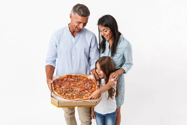 Retrato Pai Família Feliz Mãe Pequena Filha Segurando Grande Pizza — Fotografia de Stock