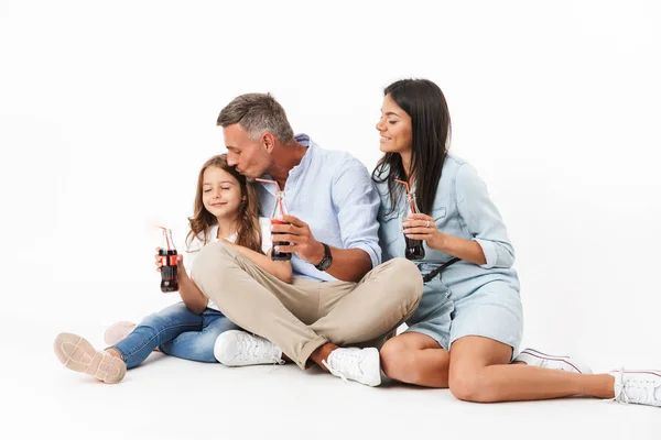 Retrato Uma Família Sorridente Pai Mãe Filhinha Segurando Garrafas Com — Fotografia de Stock