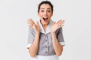 Beyaz arka plan üzerinde izole kamera Tekdüzen bakarak bir sürpriz genç hizmetçi portresi giyinmiş