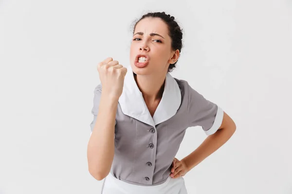 Retrato Uma Jovem Empregada Vestida Uniforme Mostrando Seu Punho Isolado — Fotografia de Stock