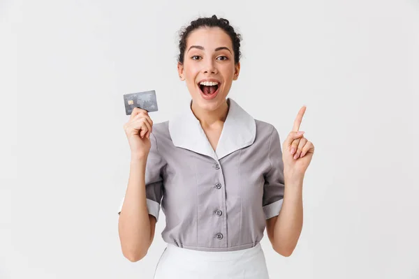 Retrato Uma Jovem Empregada Vestida Uniforme Segurando Cartão Crédito Plástico — Fotografia de Stock