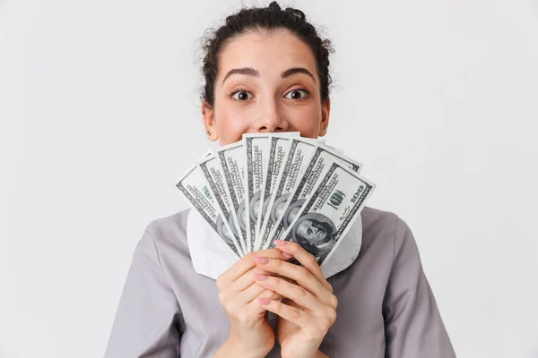 Retrato Uma Jovem Empregada Doméstica Excitada Vestida Uniforme Segurando Notas — Fotografia de Stock