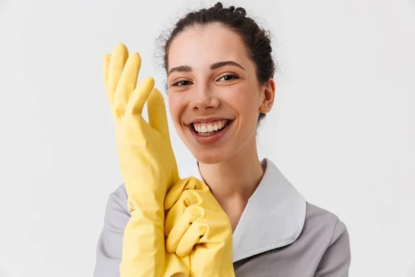 Retrato Uma Jovem Empregada Doméstica Feliz Vestida Uniforme Colocando Luvas — Fotografia de Stock