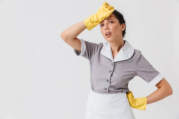 Retrato Uma Jovem Empregada Vestida Uniforme Luvas Borracha Limpando Testa — Fotografia de Stock