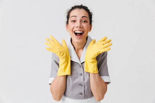 Retrato Uma Jovem Empregada Doméstica Excitada Vestida Uniforme Luvas Borracha — Fotografia de Stock