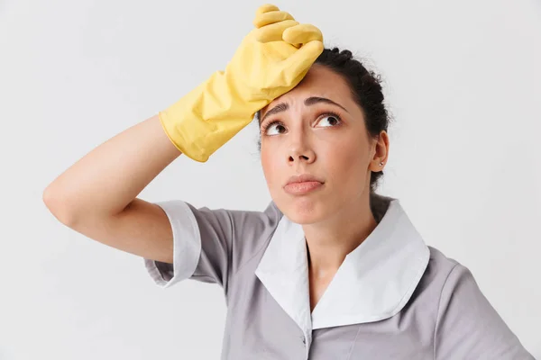 Retrato Uma Jovem Empregada Vestida Uniforme Luvas Borracha Limpando Testa — Fotografia de Stock