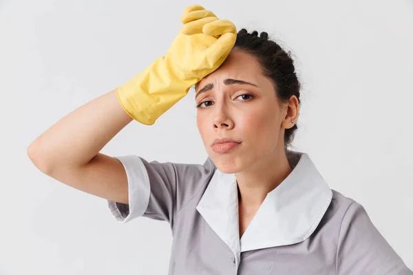 Retrato Uma Jovem Empregada Exausta Vestida Uniforme Luvas Borracha Limpando — Fotografia de Stock