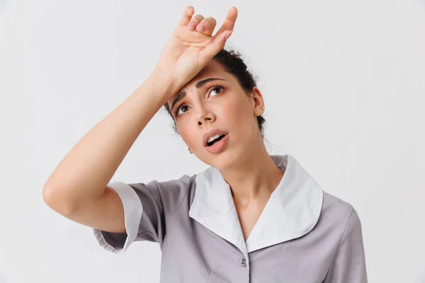 Retrato Uma Jovem Empregada Exausta Vestida Uniforme Limpando Testa Isolada — Fotografia de Stock