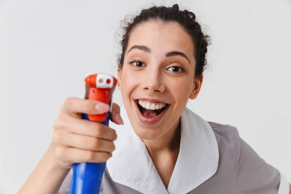 Retrato Una Joven Criada Alegre Vestida Uniforme Con Rociador Botellas —  Fotos de Stock