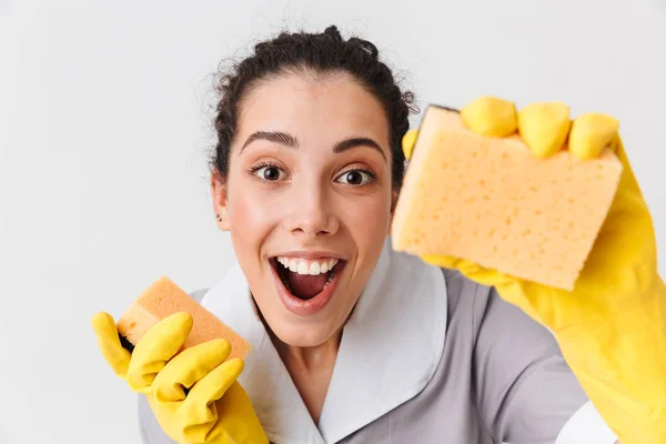 Retrato Uma Jovem Empregada Vestida Uniforme Luvas Borracha Segurando Esponjas — Fotografia de Stock