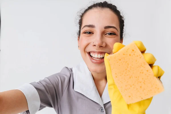 Retrato Uma Jovem Empregada Doméstica Excitada Vestida Com Uniforme Luvas — Fotografia de Stock