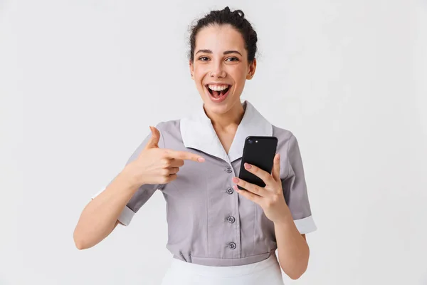 Retrato Uma Jovem Empregada Doméstica Alegre Vestida Uniforme Apontando Para — Fotografia de Stock