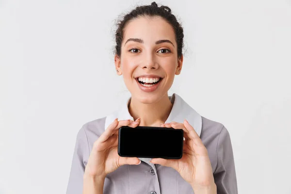 Retrato Uma Jovem Empregada Vestida Uniforme Mostrando Telefone Celular Branco — Fotografia de Stock