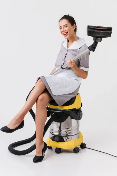 Comprimento Total Uma Jovem Empregada Doméstica Feliz Vestida Uniforme Sentado — Fotografia de Stock