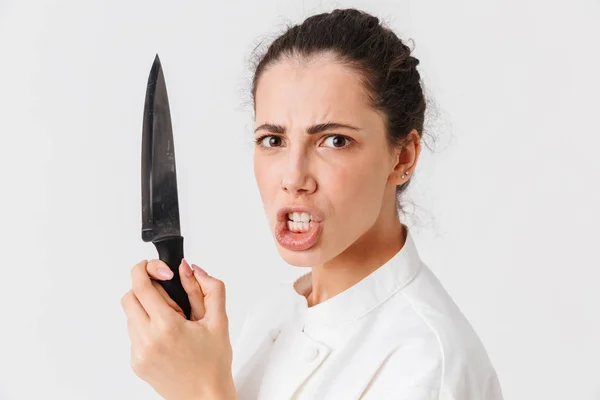 白い背景に分離したキッチン ナイフ所持の制服に身を包んだ狂牛病の若い女性クックの肖像画 — ストック写真