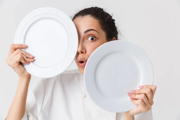 Retrato Una Joven Cocinera Juguetona Vestida Uniforme Mostrando Dos Platos — Foto de Stock