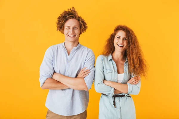 Imagen Amigos Felices Amante Pareja Pie Aislado Sobre Fondo Amarillo — Foto de Stock