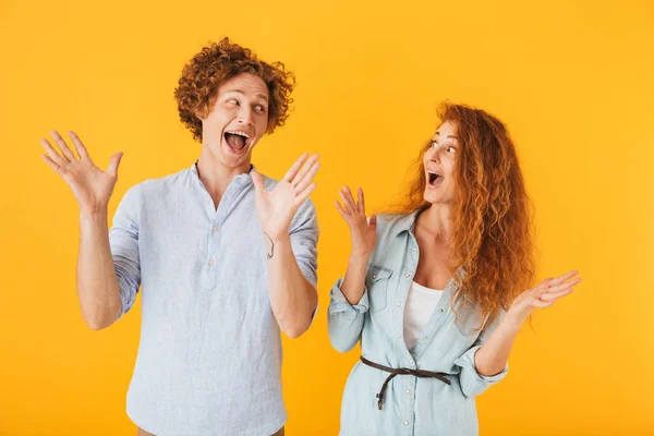 Imagem Amigos Excitados Chocados Casal Amoroso Isolado Sobre Fundo Amarelo — Fotografia de Stock