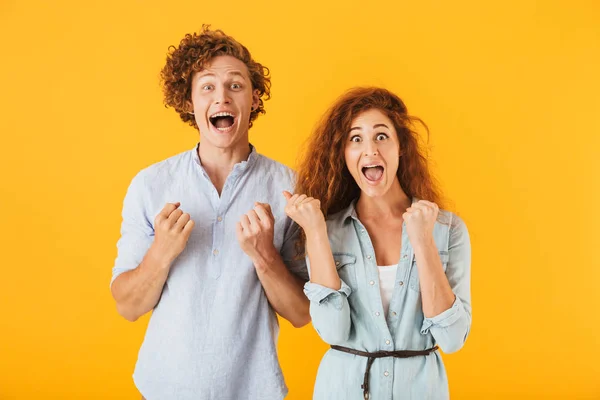 Image Amis Excités Aimant Couple Debout Isolé Sur Fond Jaune — Photo