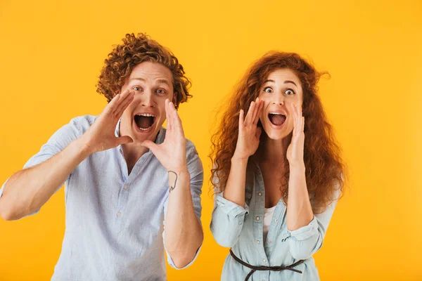 Imagen Amigos Felices Amante Pareja Pie Aislado Sobre Fondo Amarillo — Foto de Stock