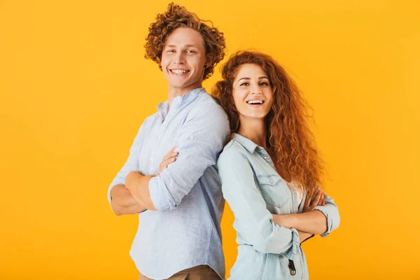 Imagem Amigos Felizes Casal Amoroso Isolado Sobre Fundo Amarelo Olhando — Fotografia de Stock