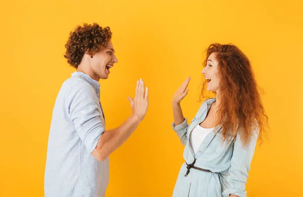 Foto Casal Alegre Homem Mulher Cara Cara Dando Alta Cinco — Fotografia de Stock