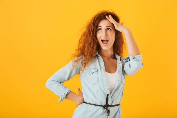 Mujer Adorable Sonriente Veinteañera Mirando Lado Copyspace Sosteniendo Mano Frente —  Fotos de Stock