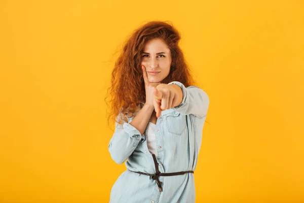 Inhoud Europees Vrouw 20S Wijzende Vinger Naar Voren Geïsoleerd Gele — Stockfoto