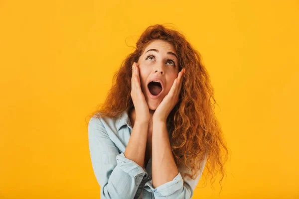 Foto Mujer Feliz Excitada Años Agarrando Cara Gritando Mientras Mira — Foto de Stock