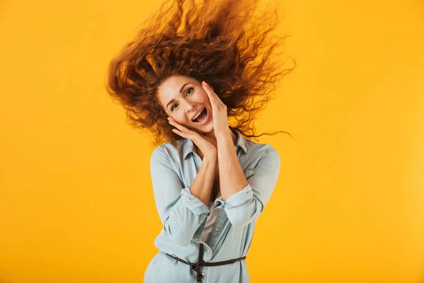 Imagem Mulher Caucasiana Alegre 20S Com Agitando Cabelo Mãos Dadas — Fotografia de Stock