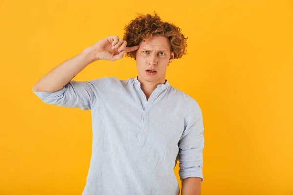 Frustrovaný Nespokojený Muž 20S Kudrnatými Vlasy Drží Ukazováčkem Chrámu Izolované — Stock fotografie