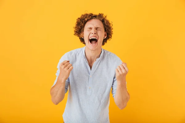 Portret Van Gelukkig Verbaasde Man 20S Schreeuwen Balde Met Gesloten — Stockfoto