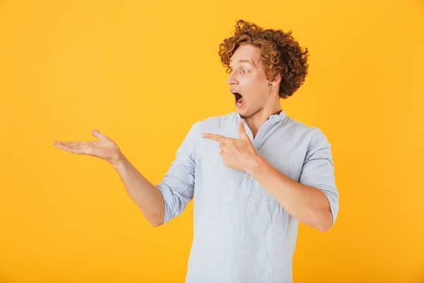 Retrato Joven Sorprendido Años Gritando Sosteniendo Espacio Copia Palma Aislada — Foto de Stock