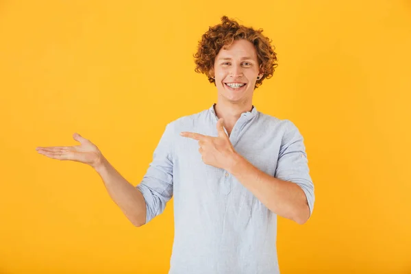 Retrato Alegre Jovem Homem 20S Publicidade Segurando Copyspace Mão Isolado — Fotografia de Stock