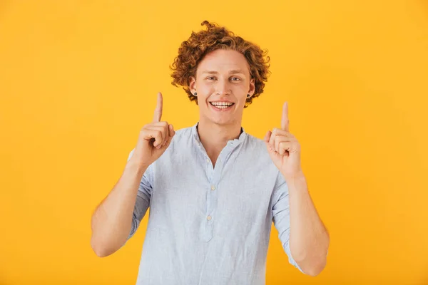 Portrét Vzrušený Radostný Muž 20S Směje Ukazovat Prstem Nahoru Copyspace — Stock fotografie