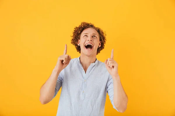 Retrato Homem Alegre Animado 20S Rindo Apontando Dedos Para Cima — Fotografia de Stock