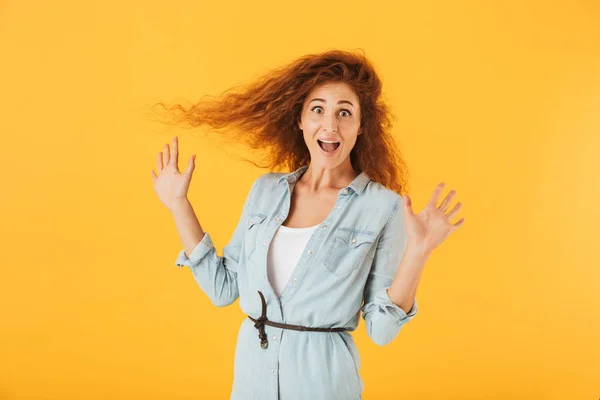 Imagem Encantadora Jovem Anos Com Cabelo Encaracolado Gesticulando Câmera Com — Fotografia de Stock