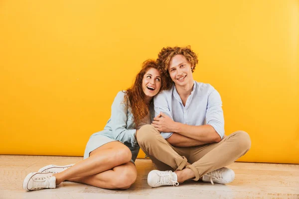 Foto Optimista Feliz Pareja Hombres Mujeres Años Sonriendo Abrazándose Mientras — Foto de Stock