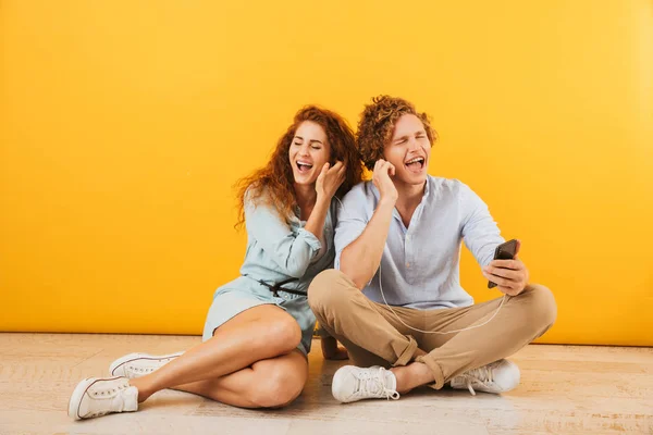 Foto Pareja Alegre Hombre Guapo Mujer Rizada 20S Escuchando Música — Foto de Stock