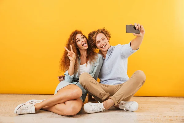 Fotó Vidám Barátja Barátnője 20S Padló Együtt Figyelembe Selfie Izolált — Stock Fotó