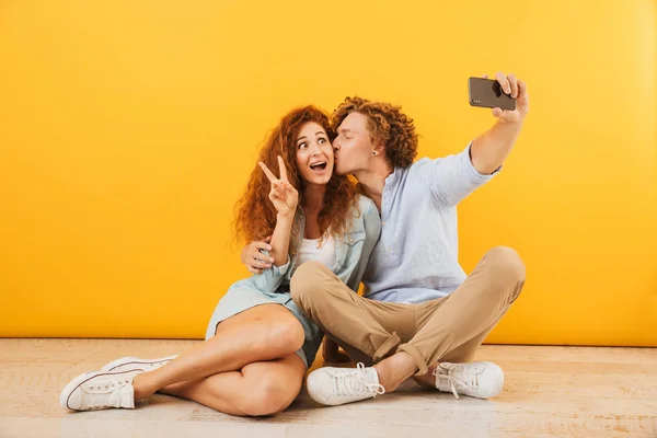 Gente Linda Positiva Hombre Mujer 20S Sentados Suelo Juntos Mostrando — Foto de Stock