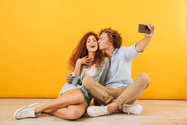 Foto Coppia Gioiosa Bello Uomo Baciare Bella Donna Sulla Guancia — Foto Stock