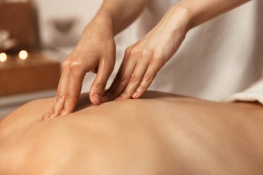 Spa'da rahatlatıcı ve sırt masajı sahip kadın