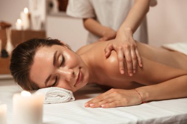 Gülümseyen genç kadın masaj spa salonu sahip
