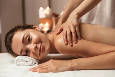 Mutlu genç kadın masaj spa salonu sahip