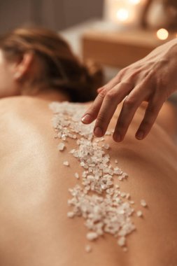 Pul pul dökülme tedavi spa alanında sahip güzel bir kadının yakın çekim