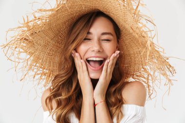 Görüntü closeup çığlık ve beyaz arka plan üzerinde izole yüz, el ele tutuşarak heyecanlı kadın 20'li yaşlarda giyen büyük hasır şapka