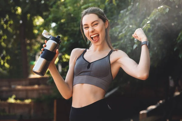 Retrato Una Joven Feliz Chica Fitness Sosteniendo Una Botella Agua — Foto de Stock